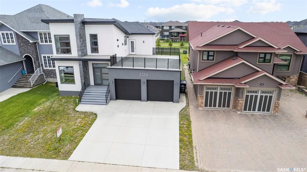 Rosewood小区2419尺现代风格2层独立屋出售。本地人业主，背靠公园绿地。3房3卫+1书房。顶级豪华装修：双向壁炉，软木地板，核桃木橱柜，大理石台面，全屋自动控制系统，主卧带5片豪华洗手间，二楼外加655尺超大阳台。位于小区最佳街区之一。挂牌价格：$829900。 有意请联 - 5