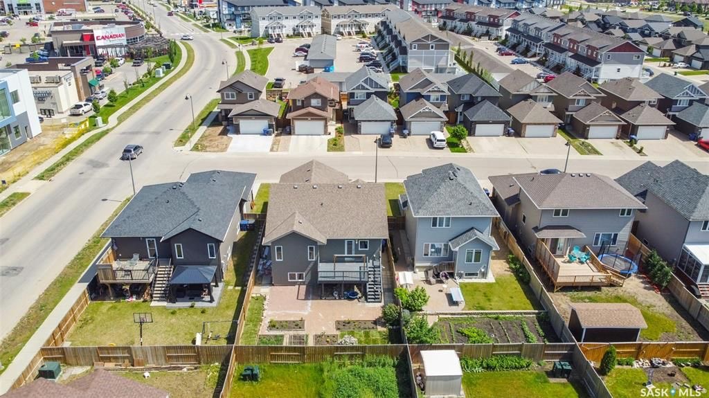 Stonebridge小区4房3卫错层独立屋出售。步行百米两所小学，购物，公园等一切设施。North Ridge建商，9尺层高，实木地板，升级封闭厨房（额外加多橱柜及台面，不锈钢家电）。多窗户采光好。主卧带独立洗手间和步入式衣柜。地下室9尺层高，超大窗户，明亮如地面，合成板地板， - 7