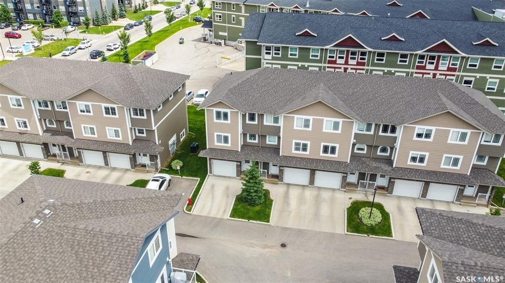 Stonebridge小区4房4卫翻新升级联排出售。近1500尺超大面积，步行至周围小学，公园，购物。大厅12尺挑高，全屋大部分全新换合成板地板，全屋全新刷漆，厨房枫木橱柜大理石台面，楼上3个大卧室，主卧带步入式衣柜和独立洗手间，半地下室完全装修好一房间/活动厅，大窗户外加洗手间 - 5