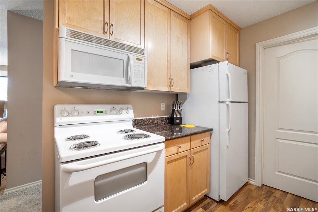 Wildwood小区核心路段3房2卫边户公寓出售，步行至8街购物，小学，公园，游泳馆，室内网球，图书馆。带大露台及储物间，双车位，枫木厨房大理石台面，明亮客厅带电子壁炉，主卧带独立洗手间。独立洗衣机烘干机（2022新换）。社区有健身房，壁球，桌球设施。可自住或投资。挂牌价格：$1 - 13