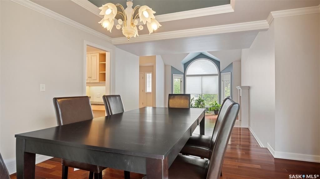 Lakeridge小区10810尺地块，2859尺4房4卫1书房独立屋出售。安静扇形内街。步行可达公园和学校。极好的采光，家里各处大量的窗户，和5个天窗。一楼两个客厅，挑高顶，半开放式大厨房， 书房（可做房间）二楼有4个大尺寸卧室，超大主卧，有步入式衣柜，主卧卫生间带按摩浴缸。 - 8