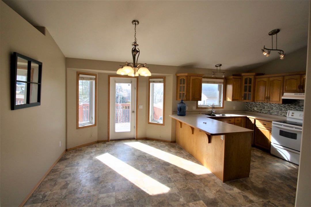 Silverspring 小区2002年1350尺错层独立屋整体出租，4房3卫（其中3房地面上，1房半地下）连房子双车库，不带家具，一年以上租约，$1750/月+水电气自付。 - 2