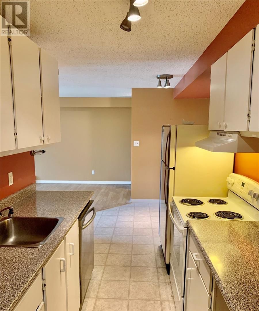 Wildwood小区850尺2室1卫公寓出售。靠近8街，背靠绿地和高尔夫球场，景色优美，环境安静。近公园，等其他生活设施，公交线路发达，交通非常便利。一层公寓，含阳台，一个地上车位，独立洗衣烘干机。屋内有壁炉，厨房设备齐全。挂牌价格：$119，000。有意请联系地产经纪Gary - 8