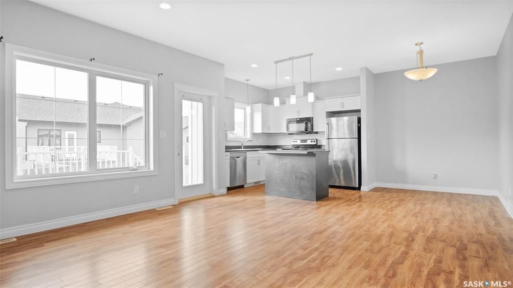 Evergreen小区2014年建3房3卫1书房大尺寸1804尺联排出售。带独立院子及连体车库。房屋特点：一楼书房，9次层高，新合成板地板，枫木厨房带不锈钢家电，客厅大窗好采光，二楼3个大卧室，主卧带步入式衣柜外加独立洗手间浴缸双洗手台。地下室未装修，高层高，带大窗户。房屋全新刷 - 13