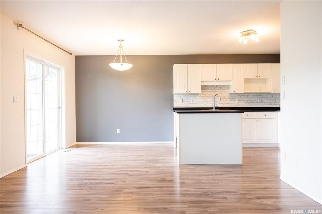 Arbor Creek小区 1364尺双车库联排边户出售。背靠绿地公园。位置安静便利。附近有小学，高中。多窗户大客厅，二楼2个大卧室外加一个大多功能厅。地下室装修有1活动厅带窗户外加完整洗手间。新换瓦片，刷漆，车库门 ，地板，部分家电。挂牌价格 $329900。详情联系Royal - 13