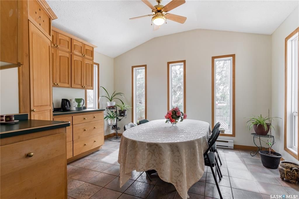 College Park小区近学校近八街安静好地段2274尺独立屋出售。4 房4卫3厅，错层结构。房屋宽敞明亮，实木/软木地板，更新升级厨房台面橱柜，朝南阳光房/正餐厅。二楼房间尺寸大全木地板；主卧带独立洗手间。地下室有超大活动空间，水吧台，洗手间，另有独立工作室。所有大件设备均 - 6