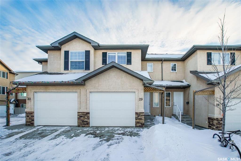 Lakewood小区2005年建3室3卫联排，1210尺，地下室完整装修有1个多功能厅外加1个完整洗手间。主卧朝阳。可以步行至附近商业购物方便，近小学。状况好，保养如新，带连房车库。开价$259000。 - 4