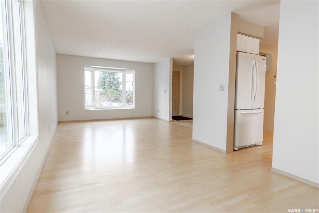 Lakeview小区1788尺独立屋出售。步行至两所小学（其中一所为法语小学），Lakeview人工湖公园。房屋采光好，保养佳，大量更新：实木地板，新窗户，露台门，天然气wolf炉灶和外排抽油烟机，家庭厅带嵌入式厨柜和天然气壁炉。二楼三个大卧室，主卧带独立洗手间，地下室有大活动厅 - 3