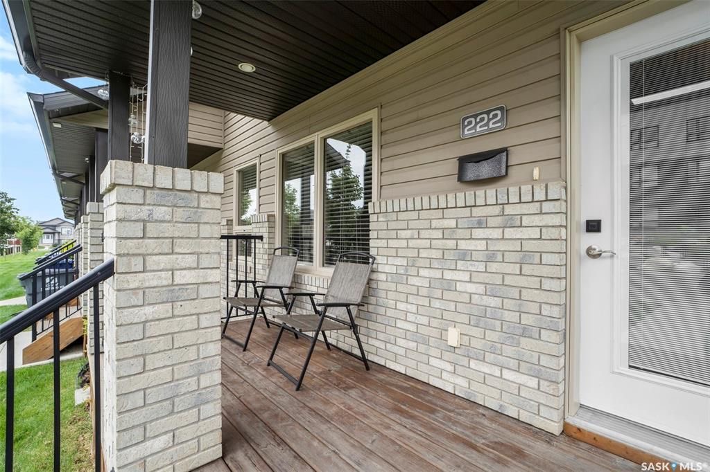 Evergreen小区核心路段2014年建1347尺4房4卫边户双车库联排别墅出售。房屋状况如新，可步行至小学和公园，近高中近购物。一楼客厅宽敞明亮，9英尺层高，高级复合板地板，全花岗岩台面，白色经典橱柜带阻泥，厨房不锈钢家电齐全。二楼洗衣房，超大主卧带完整洗手间和步入式衣柜。地 - 6