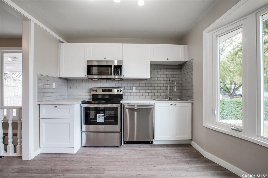 Forest Grove 小区全新装修独立屋出售。1040尺 3房2卫，近7000尺R2地块。近Forest Grove小学和St. Joseph 和 Centennial 高中。 房屋更新有：新窗户，新瓦片，新厨房（橱柜，台面），新地板，新装修洗手间，全新刷漆，全新不锈钢家电。 - 7