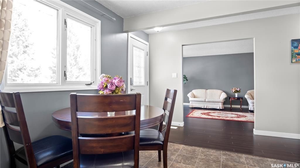 Eastview小区步行至小学及Market Mall 购物中心。5 房3卫 双厨房独立屋出售。保养极佳，更新有pvc节能窗户，瓦片，合成木地板，高效锅炉热水器，升级后院园林。主层3房一厅一卫。地下室独立出入口，独立厨房，两房一厅两卫。另有双车库。三车道。挂牌价格：$409900 - 6