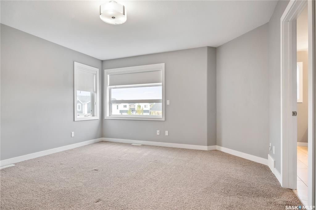 Evergreen小区1565尺2013年建4房4卫双层独立屋出售，近公园和购物中心，周边交通便利。外观设计新颖，开放式宽敞明亮的大厅，复合地板。大厨房带橱柜，和大面积操作台面，不锈钢设备。二楼三间大尺寸房间，主卧有步入式衣柜和双洗手台卫生间。二楼有单独洗衣房。地下室装修为一个一 - 6