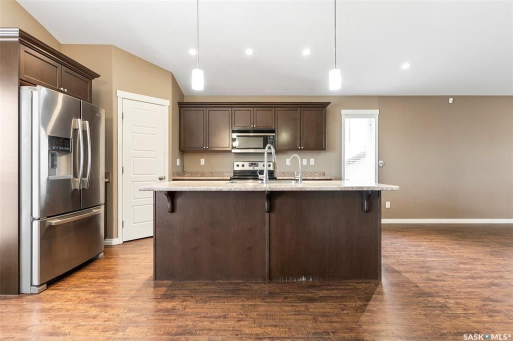 Stonebridge小区近1410尺错层独立屋出售，5房3卫，半地下室带合法出租2房1厅1厨1卫分电表，独立出入独立洗衣烘干，独立热水器。高档装修，连房加大尺寸双车库，双层露台。后院私密性好没有邻居相连。主层挑高顶，木地板，枫木橱柜，大厨房带独立角柜，主卧带独立洗手间和步入衣柜 - 9