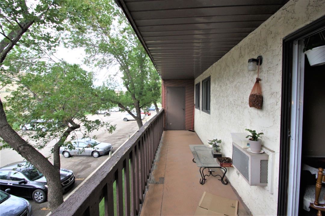 8街方便地段 干净整洁3房1卫1车位公寓出租。自带独立洗衣烘干机，大阳台带储物间，2楼。带家具 包水和暖气。$1300/月 一年起租约（不接受短租）不抽烟不养宠物。 - 5