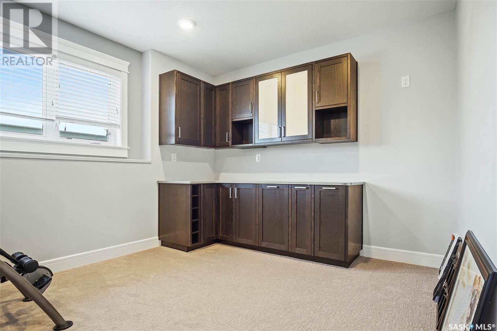 EVERGREEN小区2015年1452尺5房3卫双层独立屋出售。房屋位置佳，步行可达两所学校和公园，周围生活设施齐全。外墙采用石材装修，一楼实木和瓷砖地板。客厅装有特色砖造型墙壁炉。厨房装有地暖，花岗岩台面，全部不锈钢设备，多橱柜，储物空间足。一楼共三间全尺寸卧室。主卧外洗手间 - 10