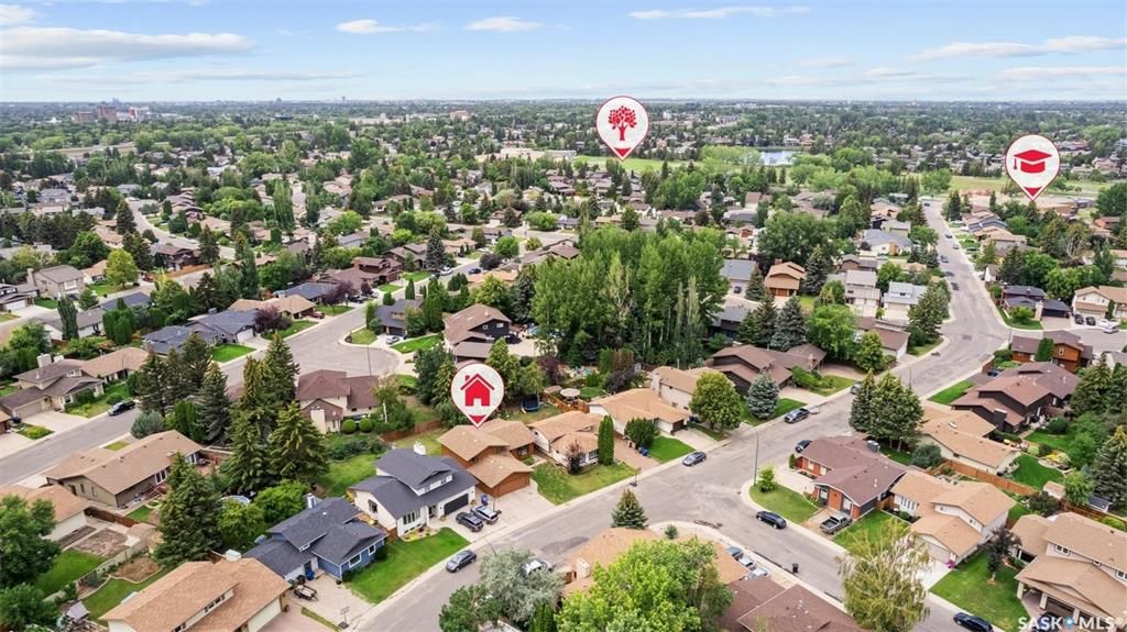 Lakeview小区步行至两所小学公园核心安静地段独立屋出售。4错层好采光，橡木橱柜，主卧带独立洗手间，第三层有超大家庭厅带经典吧台和独立出入门，洗手间有按摩浴缸。第四层装修有一个活动厅可作为第四个房间使用。大占地大院子，露台带顶棚。另有地下喷淋和全新换瓦片，部分更新新pvc窗户 - 5