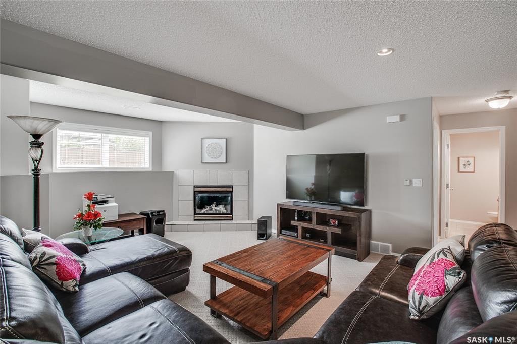 Briarwood小区核心路段近9000尺南向私密大地块1463尺错层独立屋出售。超大3车库外加4车道。保养极佳。4房3卫开放式设计，挑高顶，实木地板枫木厨柜厨房，主卧洗手间带按摩浴缸。地下室大窗户彩光好，房间尺寸足，家庭厅空间大。详情联系Gary Gai 盖王睿 - 9