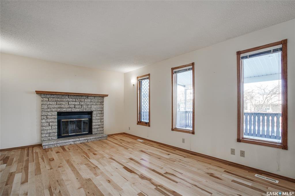 Erindale小区优质路段，步行百米到两所小学，步行千米到两所高中。安静私密，保养好。大地块近6500尺。1670尺两层独立屋出售。4房4卫。双客厅，一楼带一个独立房间/书房。地下室装修有一个多功能厅 和工作室。双车库可以直接从房子进入。升级有较新瓦片，锅炉，地毯，实木地板 - 6