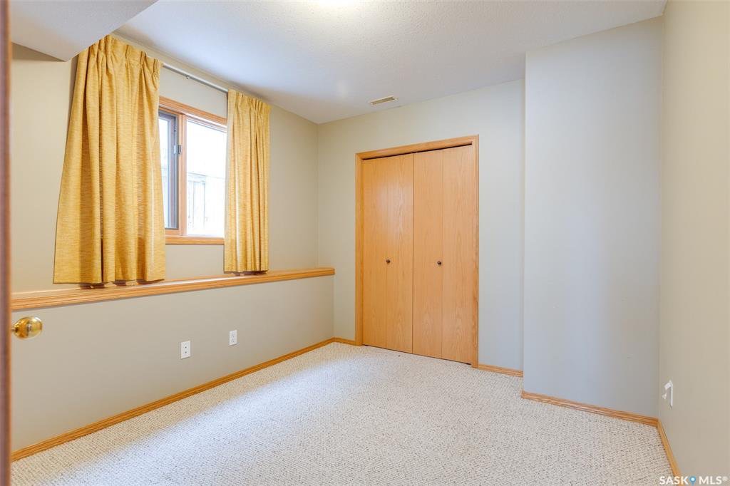 Lakeridge小区 步行200米到两所优质小学，1973尺 5房3卫独立屋出售，错层结构，良好保养，橡木橱柜，新漆墙面，大窗户多面朝阳采光，连房子双车库，安静路段，大地块，开价：$439000。有意请联系地产经纪Gary Gai 3063413677 微信：gary3677 - 10