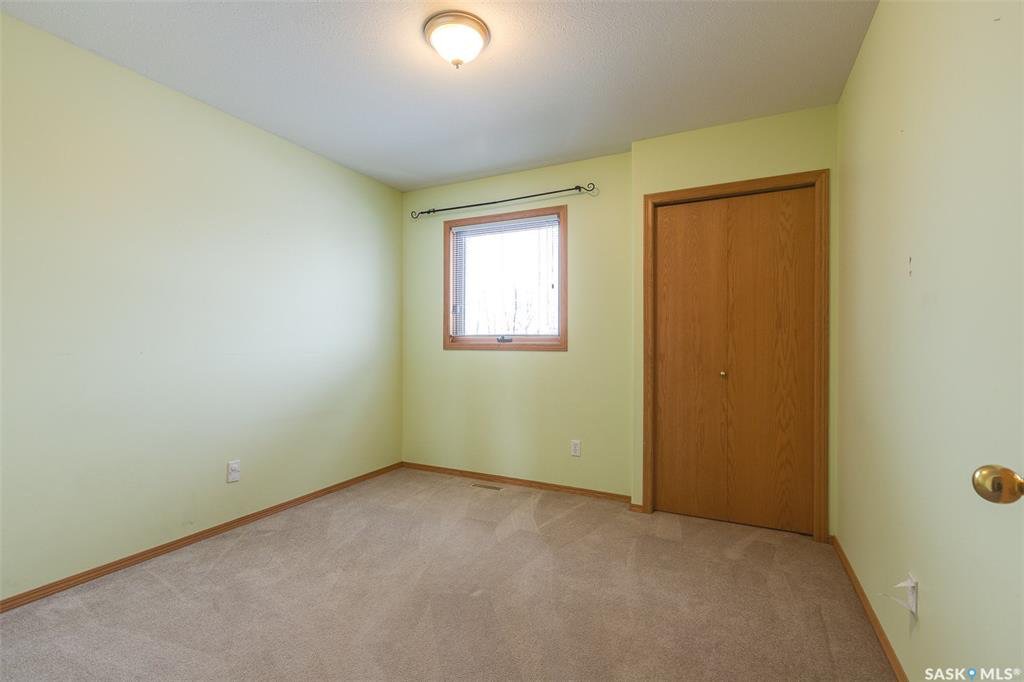 Lakeridge小区 步行200米到两所优质小学，1973尺 5房3卫独立屋出售，错层结构，良好保养，橡木橱柜，新漆墙面，大窗户多面朝阳采光，连房子双车库，安静路段，大地块，开价：$439000。有意请联系地产经纪Gary Gai 3063413677 微信：gary3677 - 15