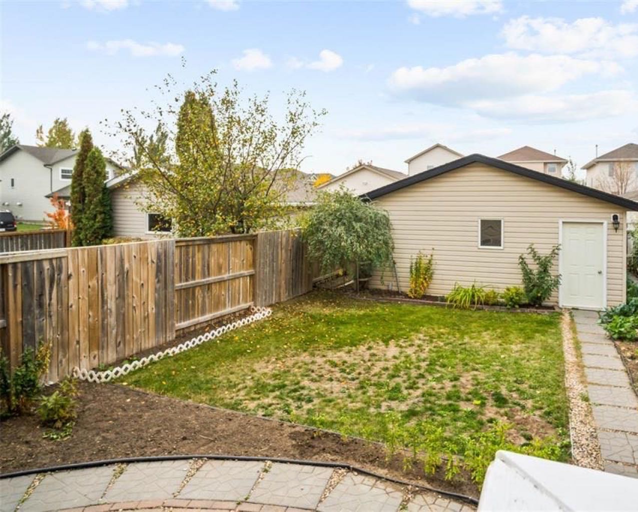 Willowgrove小区2005年建1532尺4室4卫双层独立屋出售，原D&S样板房。位置佳，地处安静街区，步行可达百年 高中，百米至两所小学，公园，购物中心，交通便利。房屋整体宽敞明亮，保养如新。砖墙特色天然气壁炉。实木和瓷砖地板，厨房枫木橱柜，且储物空间大，台面宽敞，不锈钢 - 9