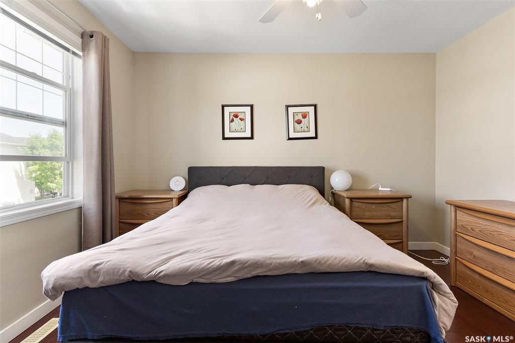 Lakewood小区2003年建3室2卫湖景联排，后院紧邻小湖公园绿地，好风景，好采光。房屋保养好，带双车位，新装中央空调，新换洗衣机，洗碗机，微波炉抽油烟机。客厅实木地板。可以步行至附近商业购物方便，近小学。状况好，保养如新，开价$239000。 有意请联系地产经纪Gary G - 15