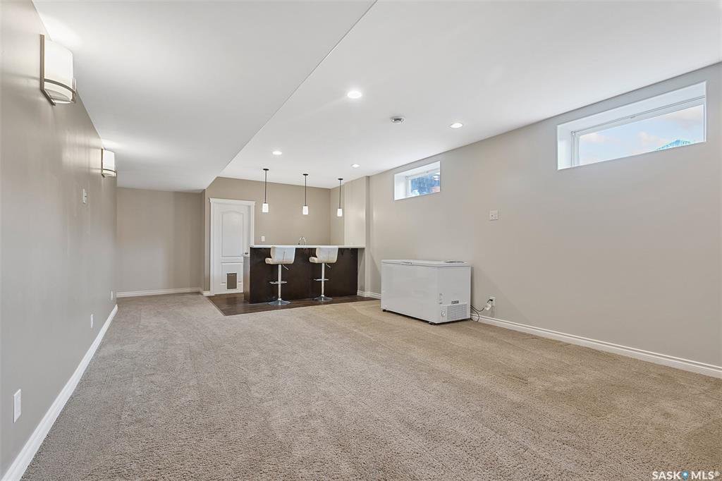 Willowgrove小区大面积1525尺平层独立屋出售。步行400米至两所小学。4房3卫+地面上1书房。高档装修9尺层高，理石台面。大尺寸卧室，开放大空间地下室有独立吧台。后院有私密后道。房屋年代新保养好。挂牌价格：$469900。有意请联系地产经纪Gary Gai 盖王睿 - 5