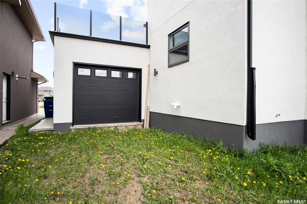 Rosewood小区2419尺现代风格2层独立屋出售。本地人业主，背靠公园绿地。3房3卫+1书房。顶级豪华装修：双向壁炉，软木地板，核桃木橱柜，大理石台面，全屋自动控制系统，主卧带5片豪华洗手间，二楼外加655尺超大阳台。位于小区最佳街区之一。挂牌价格：$829900。 有意请联 - 34