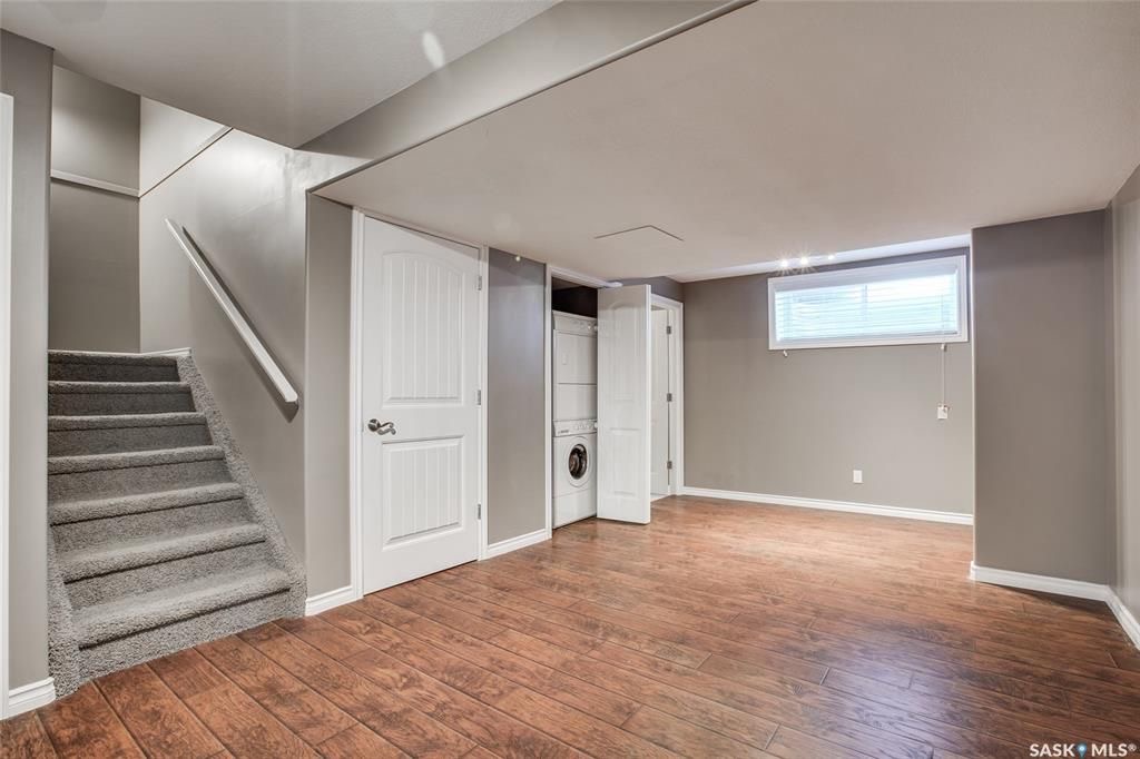 Willowgrove小区4房4卫带独立院子联排屋出售。步行350米 至小学，公园，近附近购物，近St Joseph 和Centennial百年高中。主卧带独立洗手间，地下室装修有一房一厅一卫，高档装修：大理石台面，挑高顶。保养佳。挂牌价格：$318000详情联系地产经纪Gary - 7