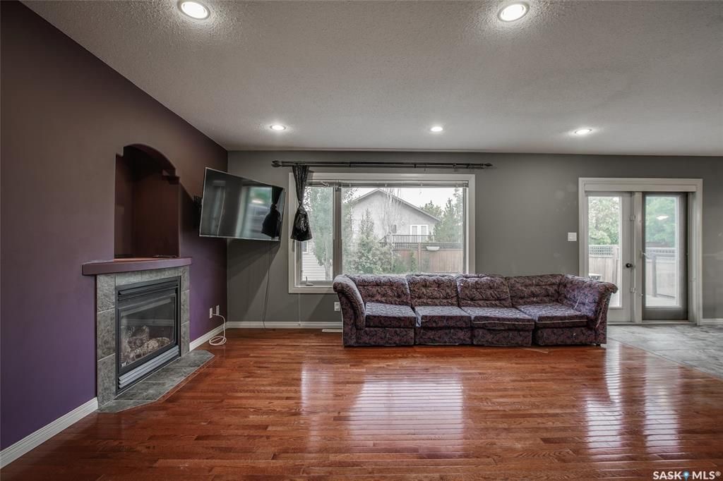 Willowgrove小区安静路段2004年建 4房4卫 1560尺两层独立屋出售。带私密独立后院，连体双车库。近两所小学。主卧带独立洗手间独立冲浪浴缸。地下室装修有一个多功能厅一房间一个洗手间。锅炉近期更新。 	 挂牌价格 $475000。详情联系地产经纪Gary Gai  - 4