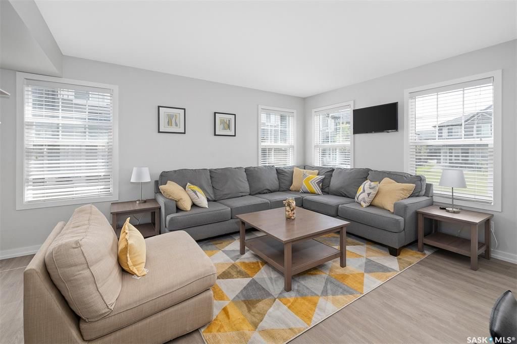 Willowgrove小区1340尺3房3卫边户联排屋出售。面朝萨大农地美景，冬季可赏北极光，安静位置，背朝小区大绿地，近两所小学和商业购物。边户多窗户好采光，高档装修，大理石台面，现代橱柜，不锈钢家电。新换防水地板。二楼3个大房间尺寸足。地下室专业装修有一个大娱乐厅和洗手间。 - 6