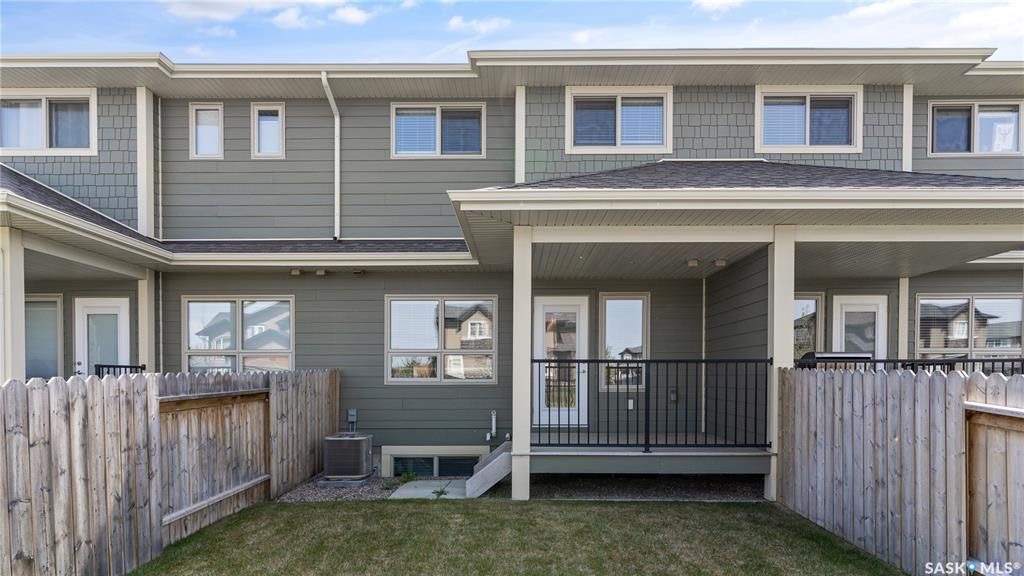 Willowgrove小区3房3卫，连体车库外加双车位，独立后院，联排出售。本地知名建商Riverbend，房屋保养如新。一楼9尺层高，高级复合地板，大理石台面，不锈钢家电。二楼3房2卫。主卧带独立洗手间和步入衣柜。地下室带2个窗户，未装修。后院另有独立带顶露台。位置步行至小学， - 24