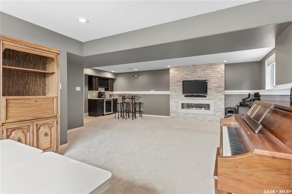 Willowgrove小区Royalty建商2009年建1324尺错层4室3卫独立屋出售。安静内街，步行近公园，学校，购物。高档装修配置：挑高层高，实木地板，厨房大理石台面升级橱柜搭配背景墙砖，不锈钢家电，新冰箱。超大主卧带步入式衣柜，豪华洗手间带按摩浴缸。半地下室大窗户专业装修 - 21