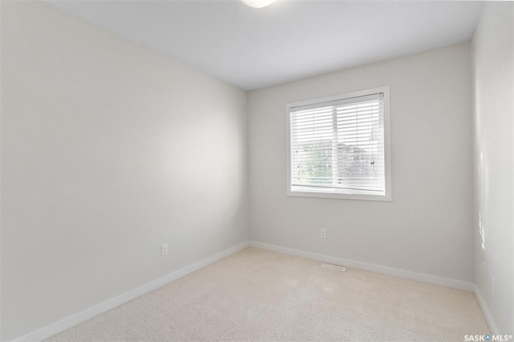 Stonebridge边户3房3卫地下室装修安静联排出售。2011年建，步行至小学，购物，公园。背靠私密绿地，好采光，高档装修，新换地板，大理石台面，现代橱柜，不锈钢家电。全新刷漆。二楼3个大房间尺寸足。地下室完全装修有一个大家庭厅一个独立洗手间。另有连房单车库，中央空调，中 - 17