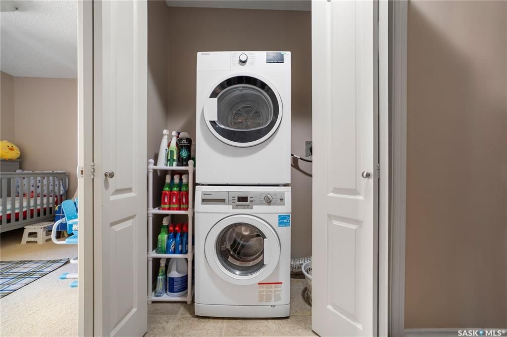 Wildwood小区核心路段3房2卫边户公寓出售，步行至8街购物，小学，公园，游泳馆，室内网球，图书馆。带大露台及储物间，双车位，枫木厨房大理石台面，明亮客厅带电子壁炉，主卧带独立洗手间。独立洗衣机烘干机（2022新换）。社区有健身房，壁球，桌球设施。可自住或投资。挂牌价格：$1 - 21