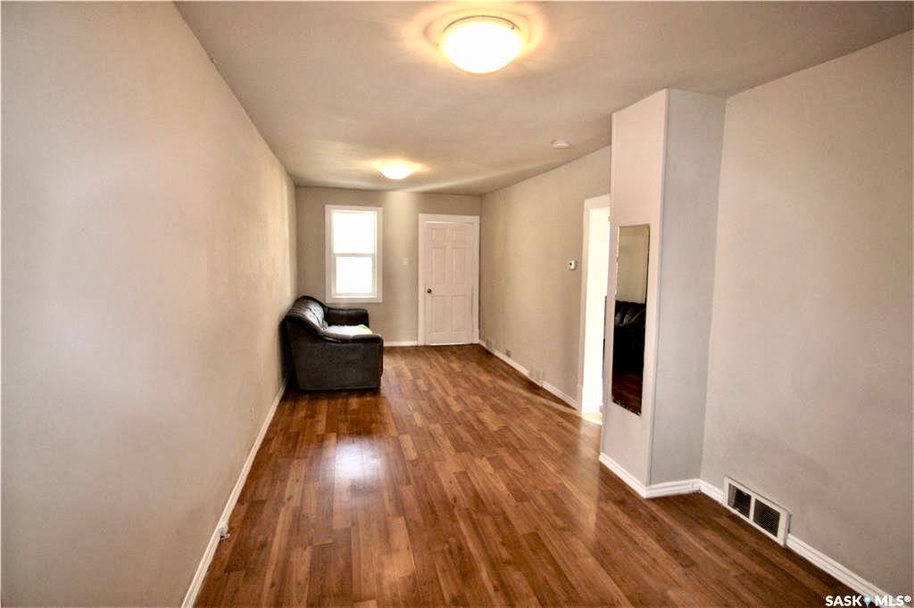 仅$129000！Pleasant Hill 小区 2室一厅一卫715尺独立屋出售。位于20街西，左邻右舍皆为好邻居，带独立私密院子。近期更新有瓦片，锅炉，热水器，灶台，围栏，较新窗户，地板，洁具，灯饰。全新刷漆。近小学，医院，附近购物。挂牌价格：$129000。 - 4