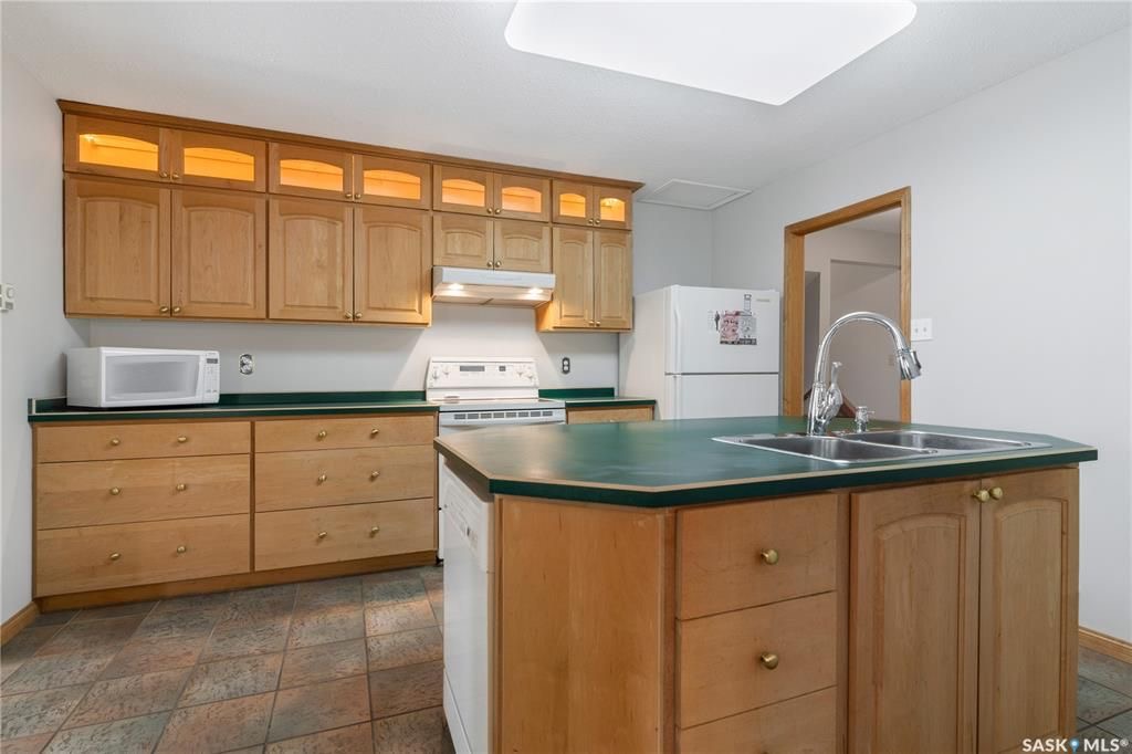 College Park小区近学校近八街安静好地段2274尺独立屋出售。4 房4卫3厅，错层结构。房屋宽敞明亮，实木/软木地板，更新升级厨房台面橱柜，朝南阳光房/正餐厅。二楼房间尺寸大全木地板；主卧带独立洗手间。地下室有超大活动空间，水吧台，洗手间，另有独立工作室。所有大件设备均 - 8