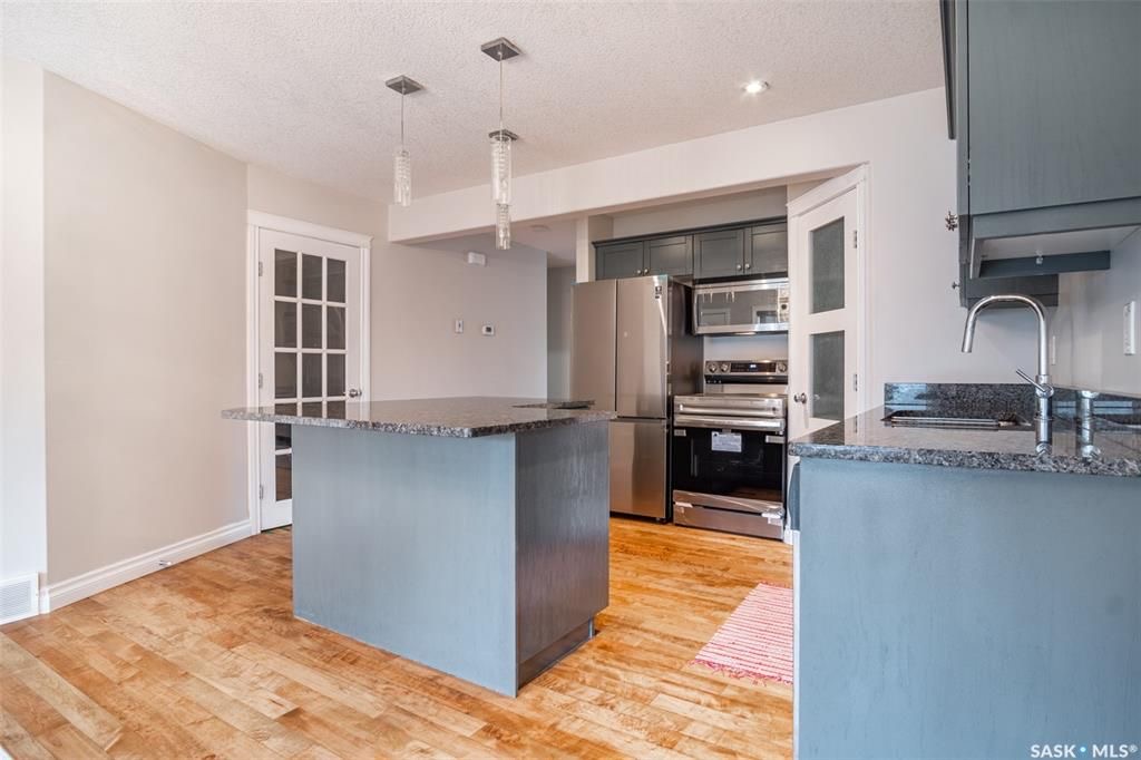 Willowgrove小区2010年建1406尺4室4卫双层独立屋出售。近公园，学校，购物中心，交通便利。高档社区，高品质装修。最近翻新实木地板和瓷砖地板，厨房全大理石台面，较新的不锈钢设备。地下室装修有一房一大家庭厅一书房一洗手间。外加双保温车库，大露台，后院合理设计且私密性强 - 8