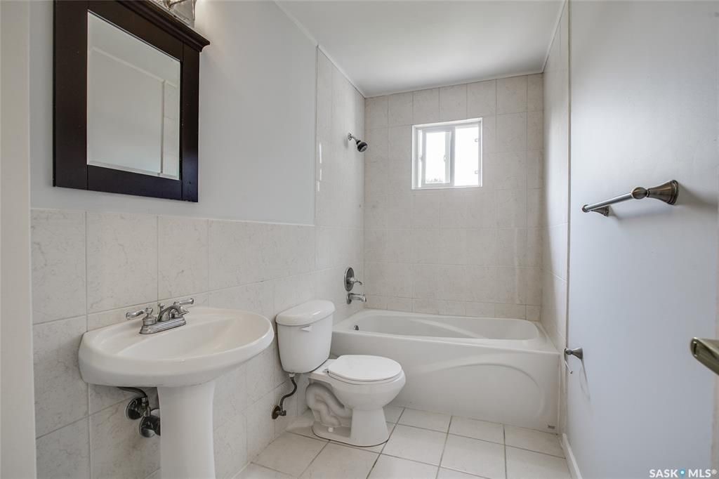 East College Park 816尺错层独立屋出售。 4房2卫。部分实木地板，全新刷漆，升级厨房台面，洗手间。地下室全新翻修，2房1厅1卫卫，超大窗户明亮好采光，较新窗户，较新暖气设备。挂牌价格 $309000。详情联系地产经纪Gary Gai 盖王睿 - 7