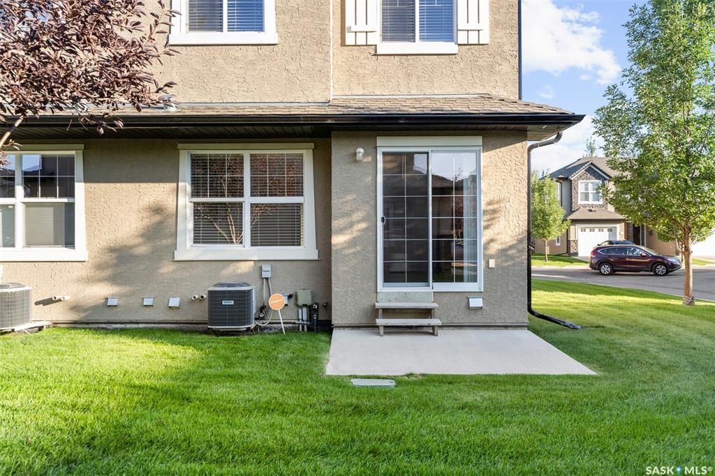 Stonebridge边户3房3卫地下室装修安静联排出售。2011年建，步行至小学，购物，公园。背靠私密绿地，好采光，高档装修，新换地板，大理石台面，现代橱柜，不锈钢家电。全新刷漆。二楼3个大房间尺寸足。地下室完全装修有一个大家庭厅一个独立洗手间。另有连房单车库，中央空调，中 - 23