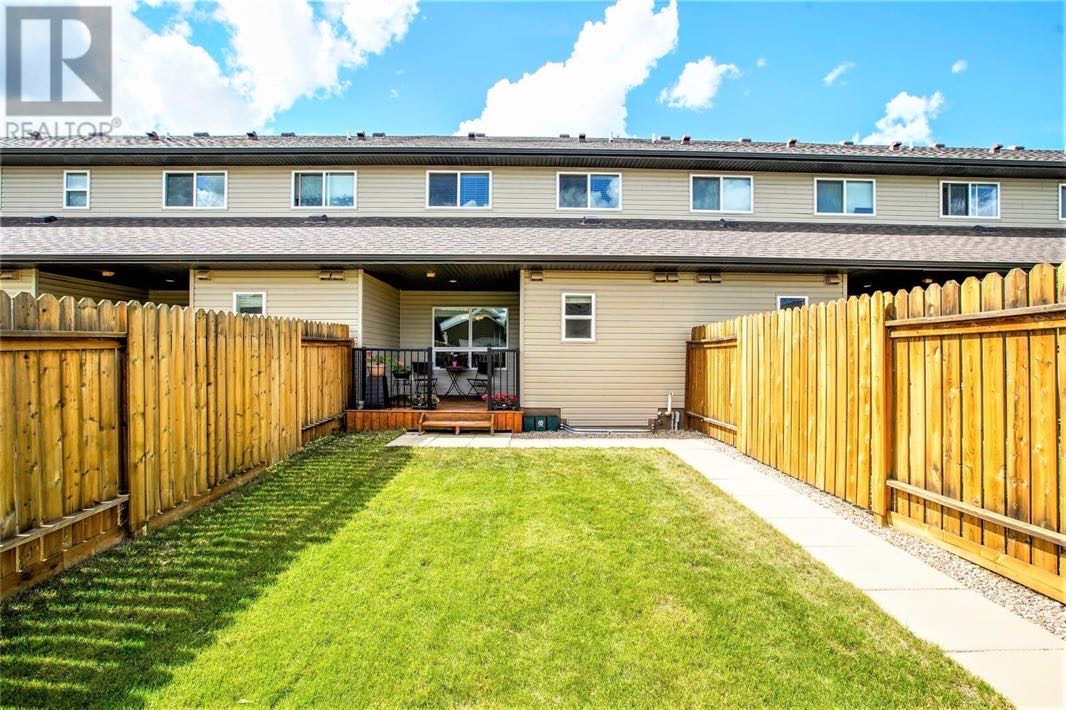 Willowgrove小区 2012年建，3房3全卫联排出售，位置便利，步行100米至小学，公园，也可步行至附近购物和Centennial Collegiate和St Joseph high school高中。安静路段，远离工地和公寓楼，一手房主保养佳，多窗户，大院子，一楼9尺高 - 8