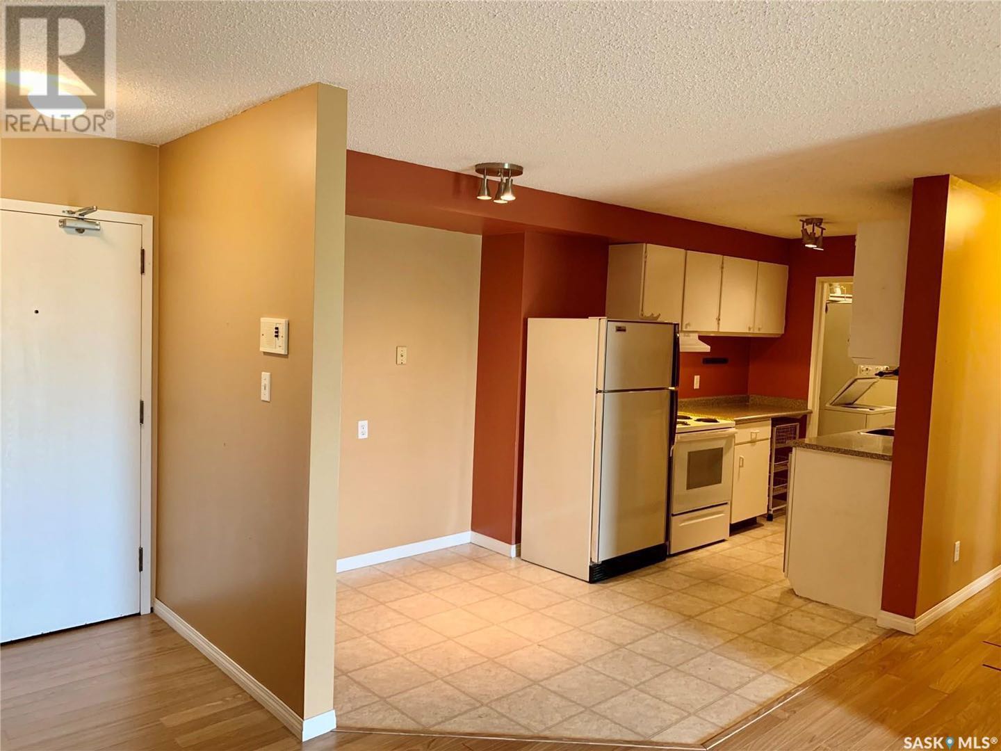 Wildwood小区850尺2室1卫公寓出售。靠近8街，背靠绿地和高尔夫球场，景色优美，环境安静。近公园，等其他生活设施，公交线路发达，交通非常便利。一层公寓，含阳台，一个地上车位，独立洗衣烘干机。屋内有壁炉，厨房设备齐全。挂牌价格：$119，000。有意请联系地产经纪Gary - 6