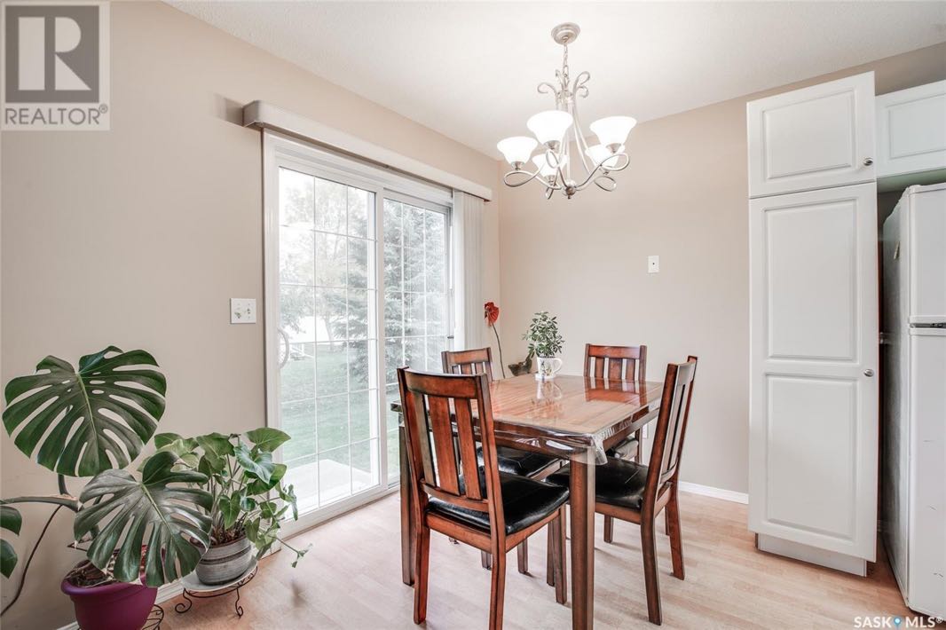 Briarwood小区低密度私密联排出售3房2卫，多窗户采光好，安静（不靠街）多绿地。更新有合成木地板，热水器等。挂牌价格 $259000。详情联系地产经纪Gary Gai 盖王睿 3063413677 微信：gary3677 网站：garygai.com - 6