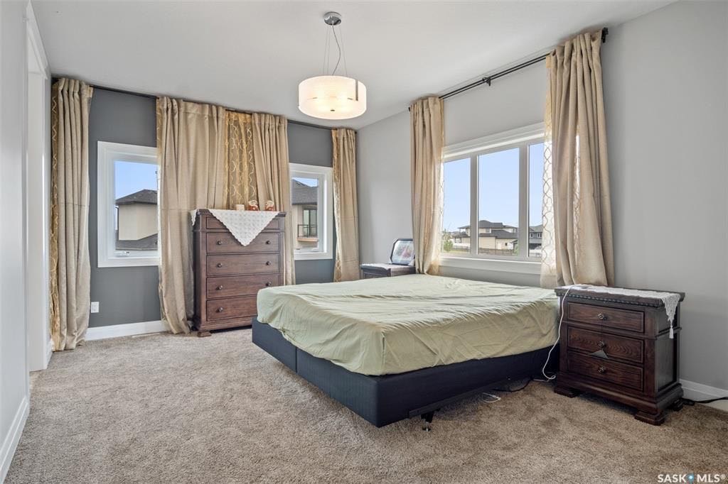 EVERGREEN小区2014年新建2197尺4房4卫1书房1多功能厅双层独立屋（外加地下室合法独立出租套间） 出售。房屋位置佳，位于两所小学正对面，步行公园，周围生活设施齐全。高档装修，一楼实木和瓷砖地板，枫木橱柜，石英石台面。一楼除餐厅客厅外，还有一间大尺寸书房。二楼共三间全 - 8