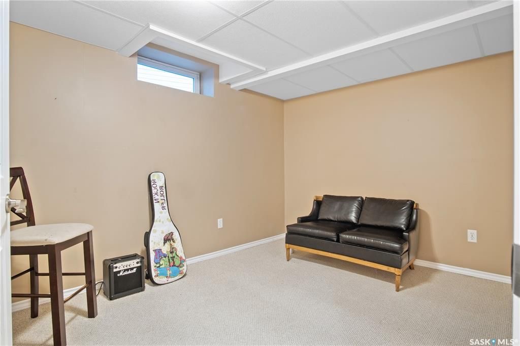 Arbor Creek小区2001年建1850尺4室4卫双层独立屋出售。大地块9000尺+，位置佳，步行小学，近公园，生活设施齐全，周边交通便利。一层挑高，前厅，正餐厅，宽敞明亮大客厅，天然气壁炉。开放式全新装修厨房，大理石台面，全新不锈钢家电，还有大量的储物空间。餐厅大落地窗， - 22