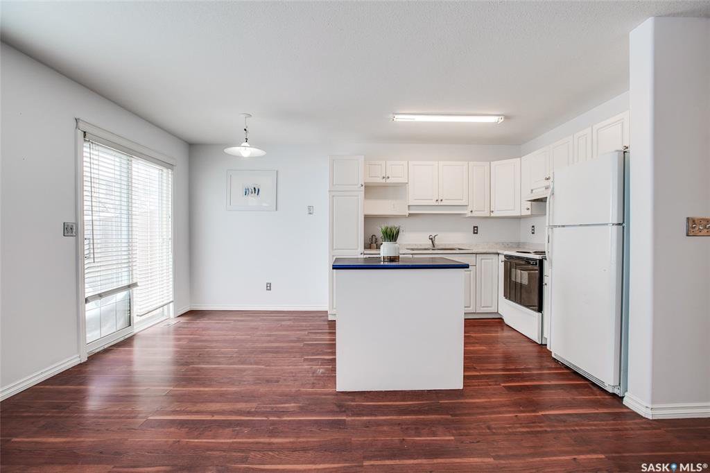 Erindale小区3室2卫联排，1207尺，可以步行至两所中学（St Joseph 和 Centennial 高中） 小学，商业购物方便。保养好，彩光好，地下室装修完工，带连房车库。开价$239000。 有意请联系地产经纪Gary Gai 3063413677 微信：gary3 - 5