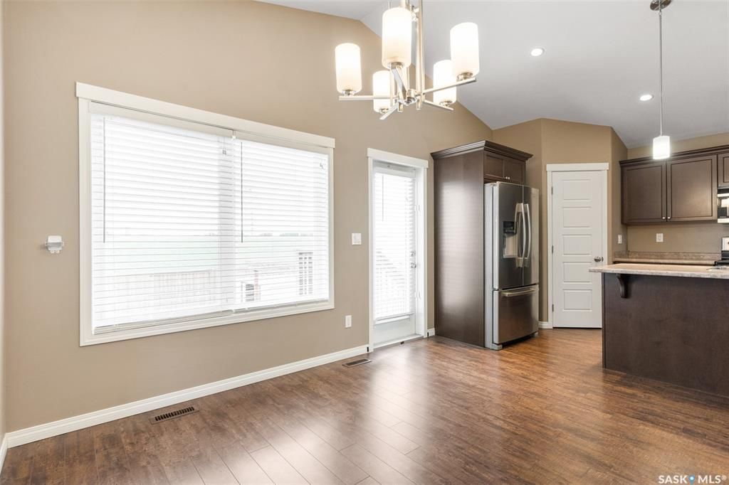 Stonebridge小区近1410尺错层独立屋出售，5房3卫，半地下室带合法出租2房1厅1厨1卫分电表，独立出入独立洗衣烘干，独立热水器。高档装修，连房加大尺寸双车库，双层露台。后院私密性好没有邻居相连。主层挑高顶，木地板，枫木橱柜，大厨房带独立角柜，主卧带独立洗手间和步入衣柜 - 12