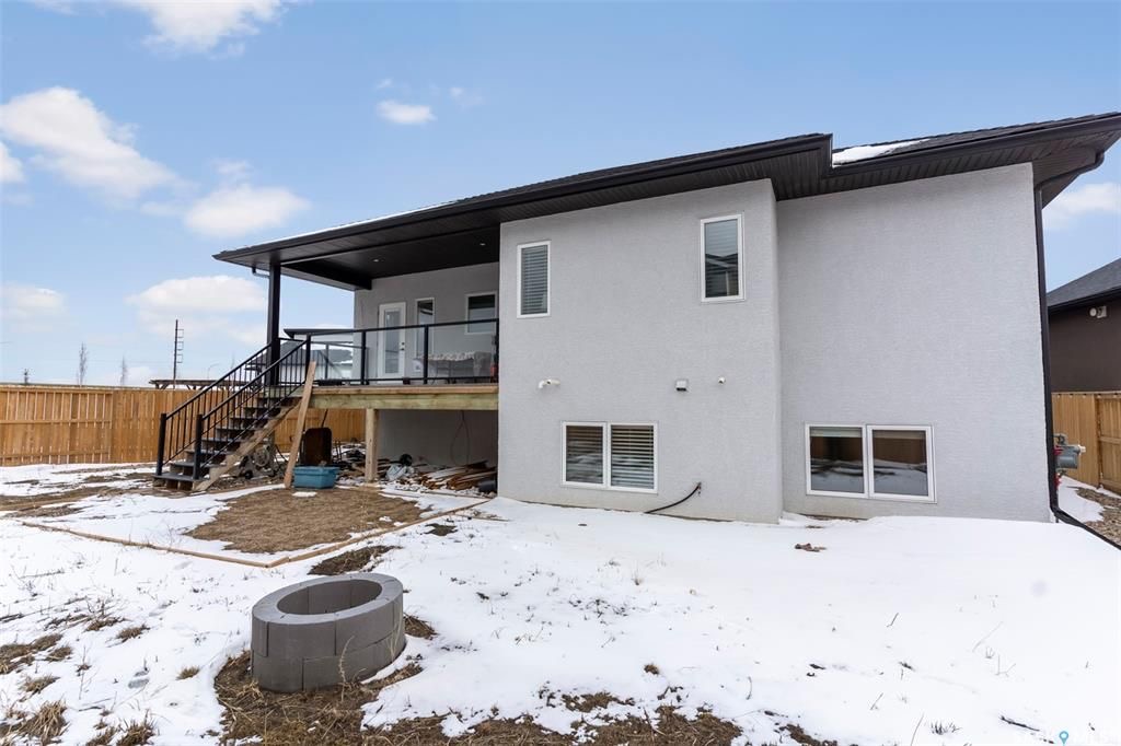 Evergreen小区近1500尺Jaylin Homes建商错层独立屋出售，5房3卫2书房，半地下室带合法出租2房1厅1厨1卫分电表，独立出入独立洗衣烘干，另有1房1厅1书房空间用于主层住户使用，高档装修，连房加大尺寸双车库，超大扇形地块，免维护带棚露台，三层窗户。主层9尺高天 - 24