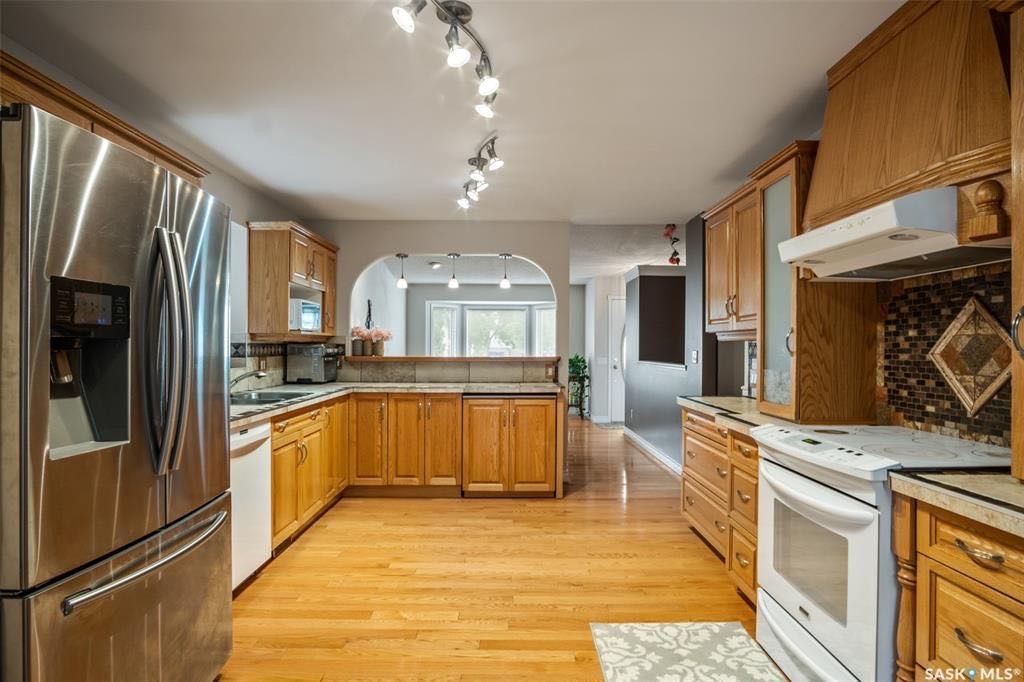 ERINDALE小区3室2卫1书房独立屋出售，1420尺。可以步行至两所小学以及两所高中。附近有商业区，购物方便。房屋保养好。一楼实木地板，开放式厨房，餐厅和一个带壁炉的家庭房。两间全尺寸卧室外加书房（可做卧室），地下室已装修，一个大家庭厅，一间卧室和一个洗手间。后院精心设计，大 - 5