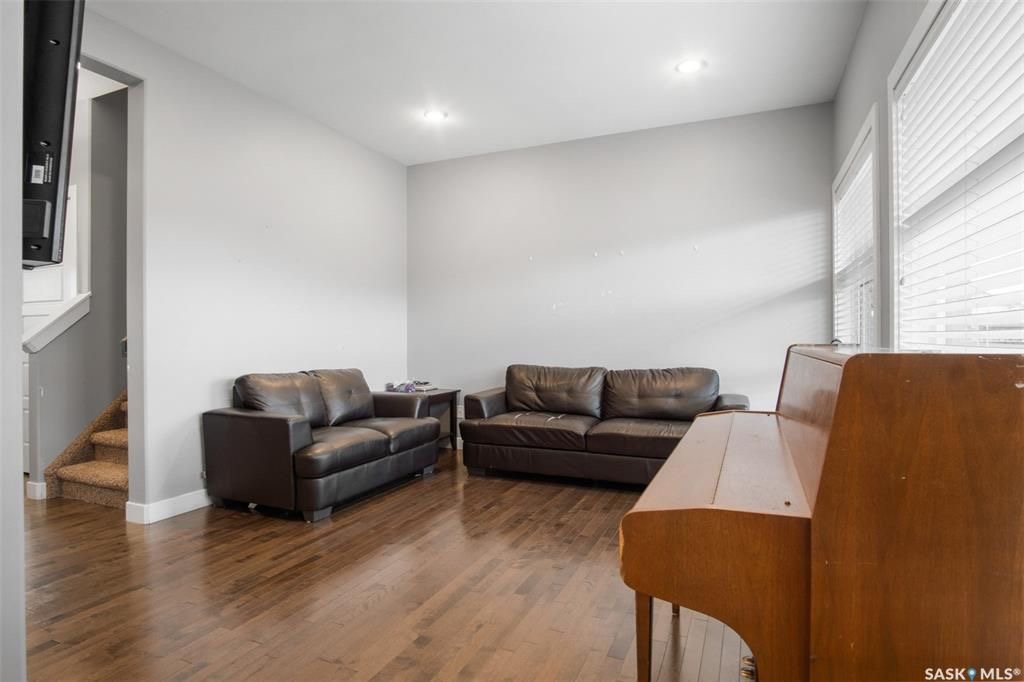 EVERGREEN小区2012年1265尺4房3卫双层独立屋出售。房屋位置佳，步行可达两所学校，公园购物，近高中，周围生活设施齐全。外墙采用石材装饰，一楼实木和瓷砖地板。客厅大窗户好彩光。厨房中岛大理石台面，全部不锈钢设备，多橱柜，带角柜，储物空间足。二楼三间全尺寸卧室。主卧外带 - 5